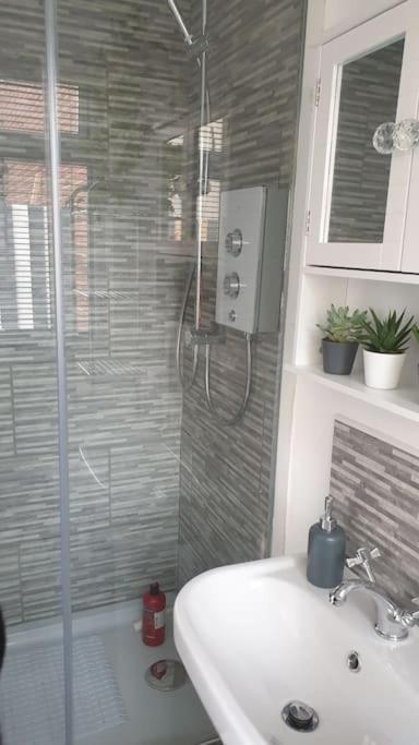 Near Liverpool Double Bedroom Hideaway Уиръл Екстериор снимка