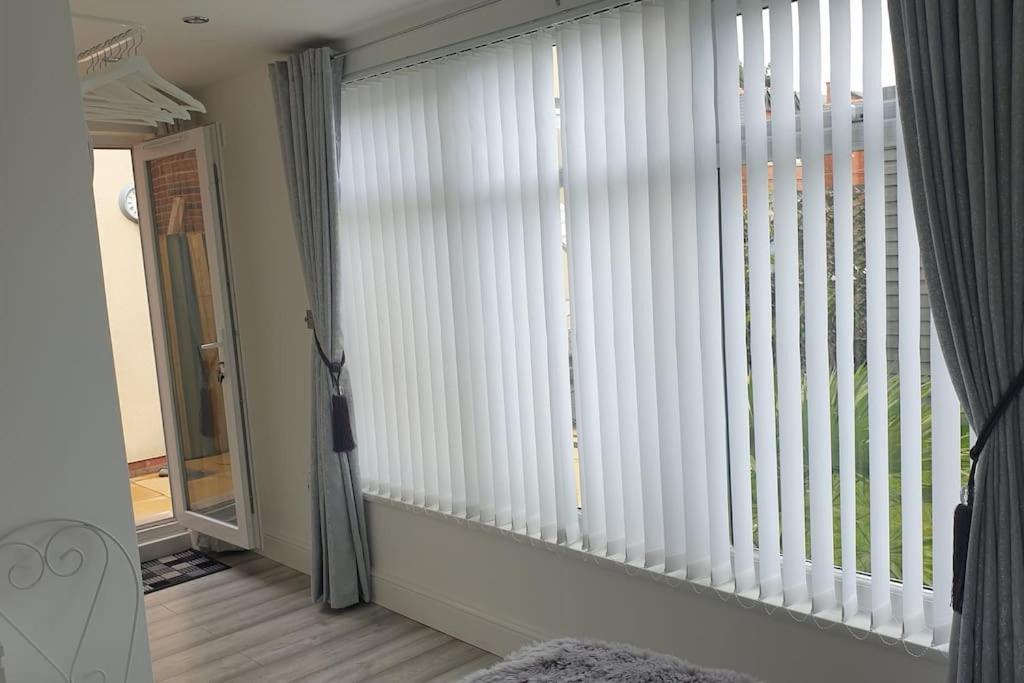 Near Liverpool Double Bedroom Hideaway Уиръл Екстериор снимка