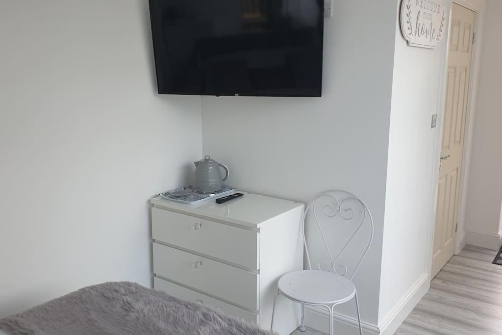 Near Liverpool Double Bedroom Hideaway Уиръл Екстериор снимка