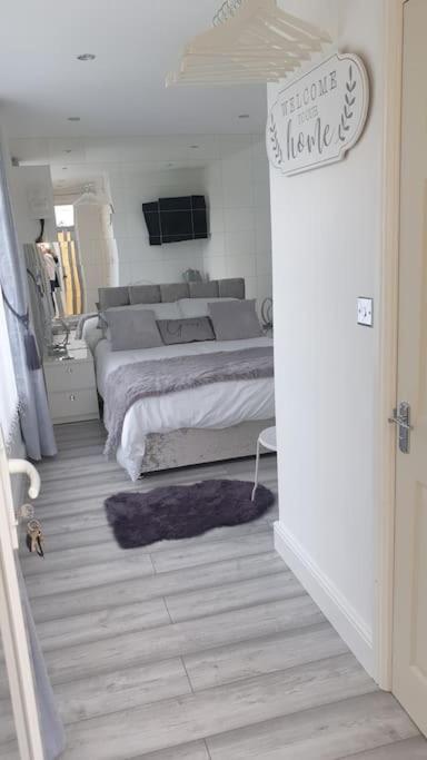 Near Liverpool Double Bedroom Hideaway Уиръл Екстериор снимка